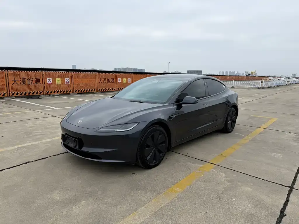 Tesla Model 3 — фото 1