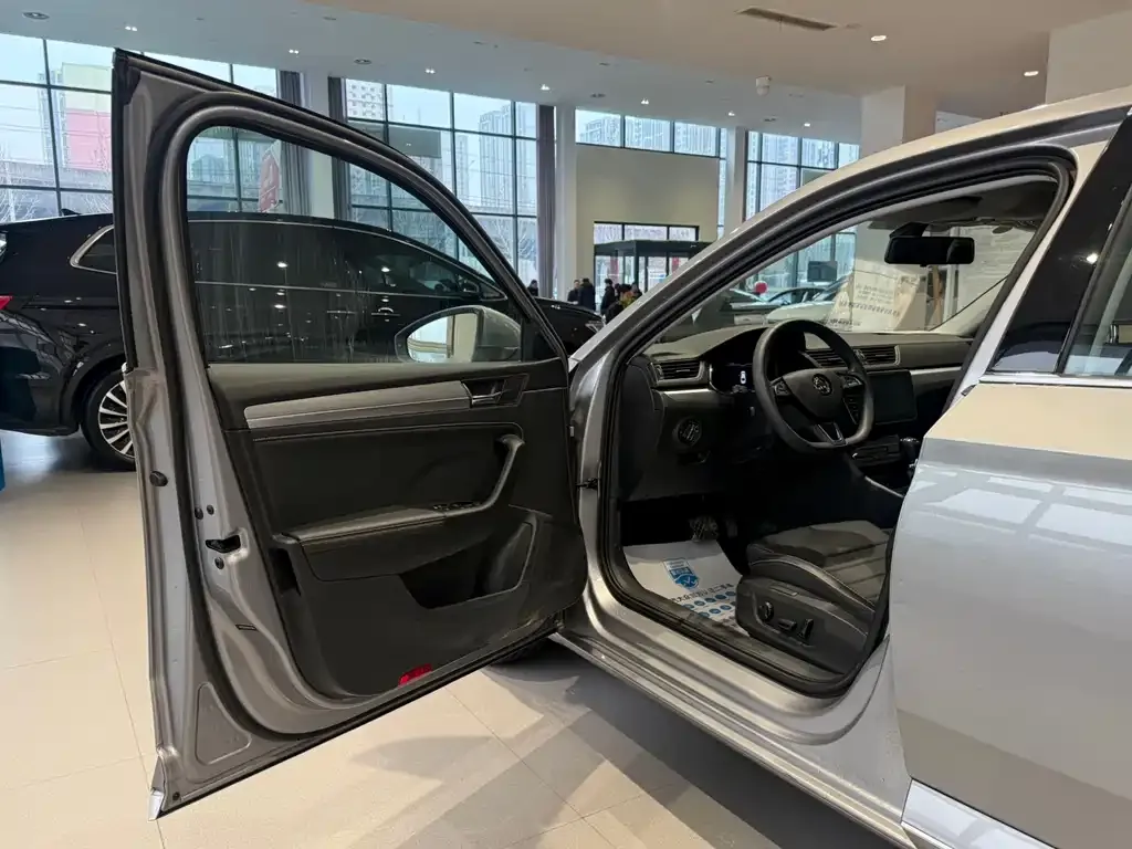 Skoda Superb — фото 10