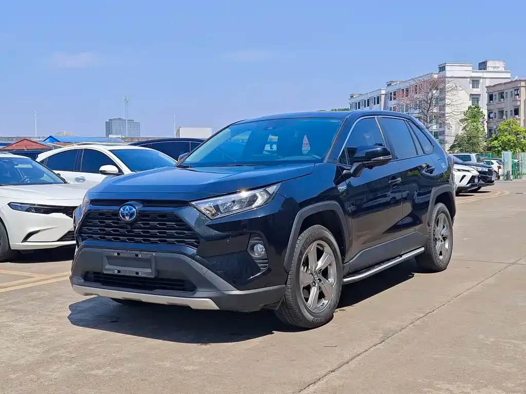 Toyota RAV4 — фото 1
