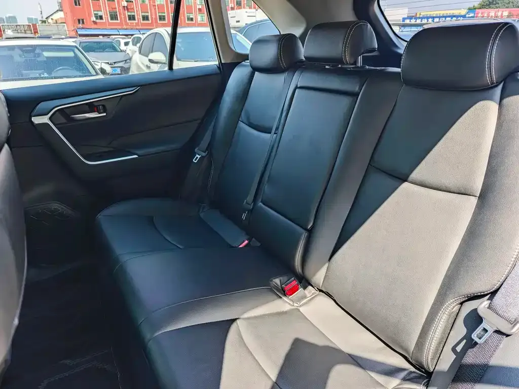 Toyota RAV4 — фото 4