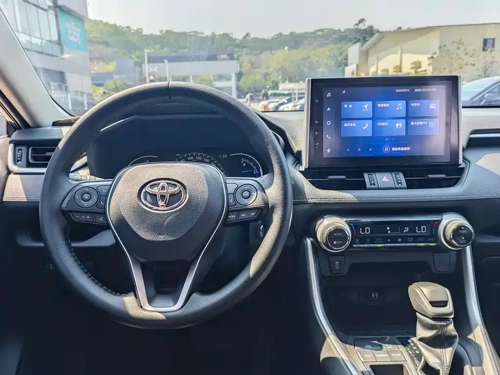 Toyota RAV4 — фото 8