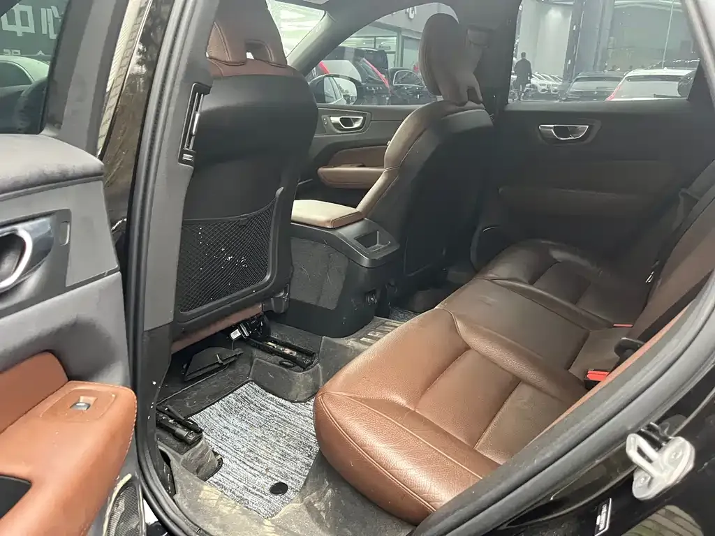 Volvo XC60 — фото 4