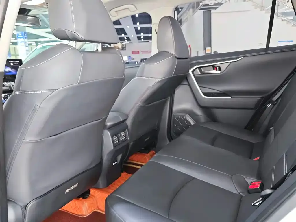 Toyota RAV4 — фото 2