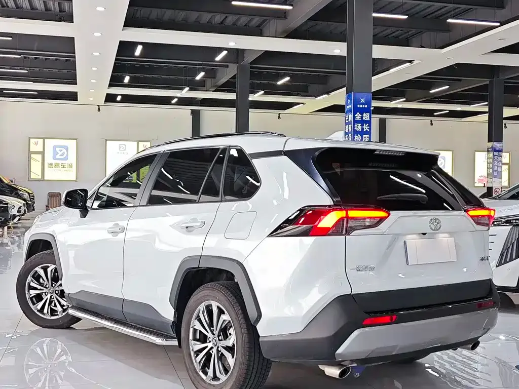 Toyota RAV4 — фото 4