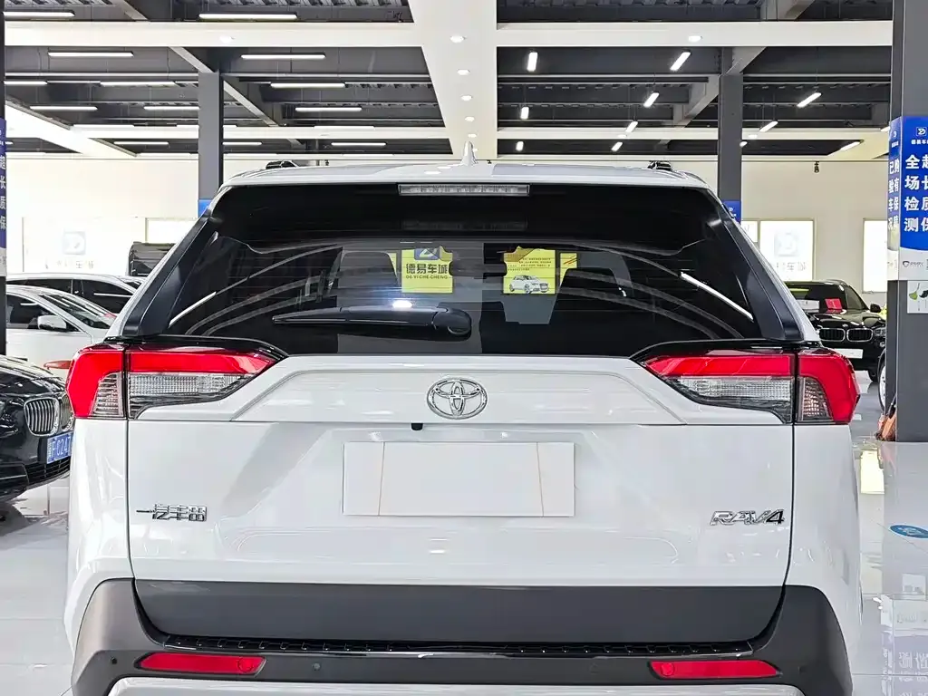 Toyota RAV4 — фото 7