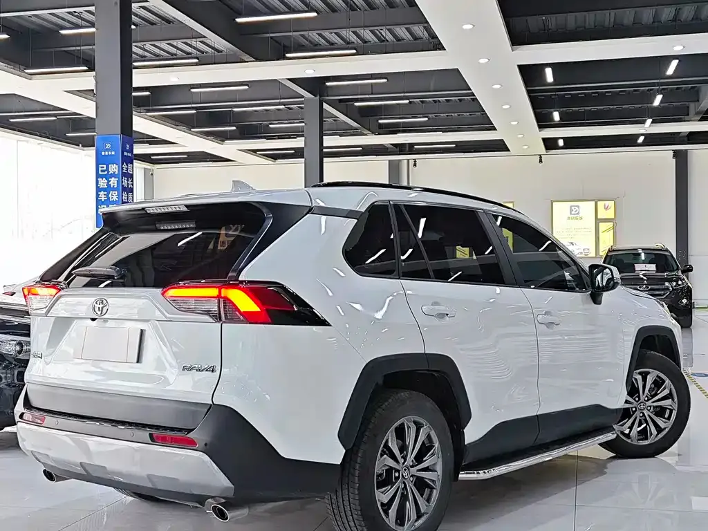 Toyota RAV4 — фото 8