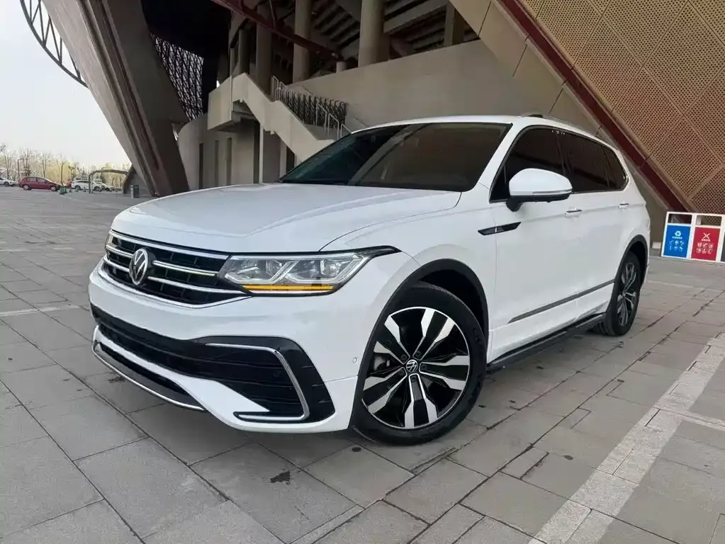 Volkswagen Tiguan L — фото 1
