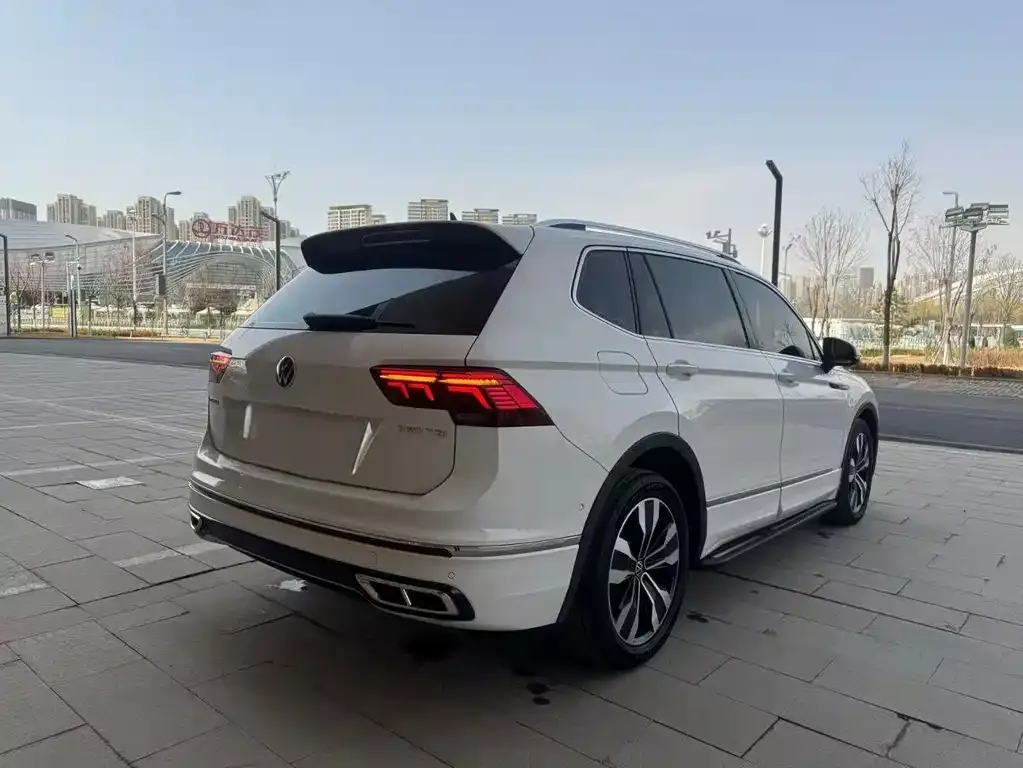 Volkswagen Tiguan L — фото 8