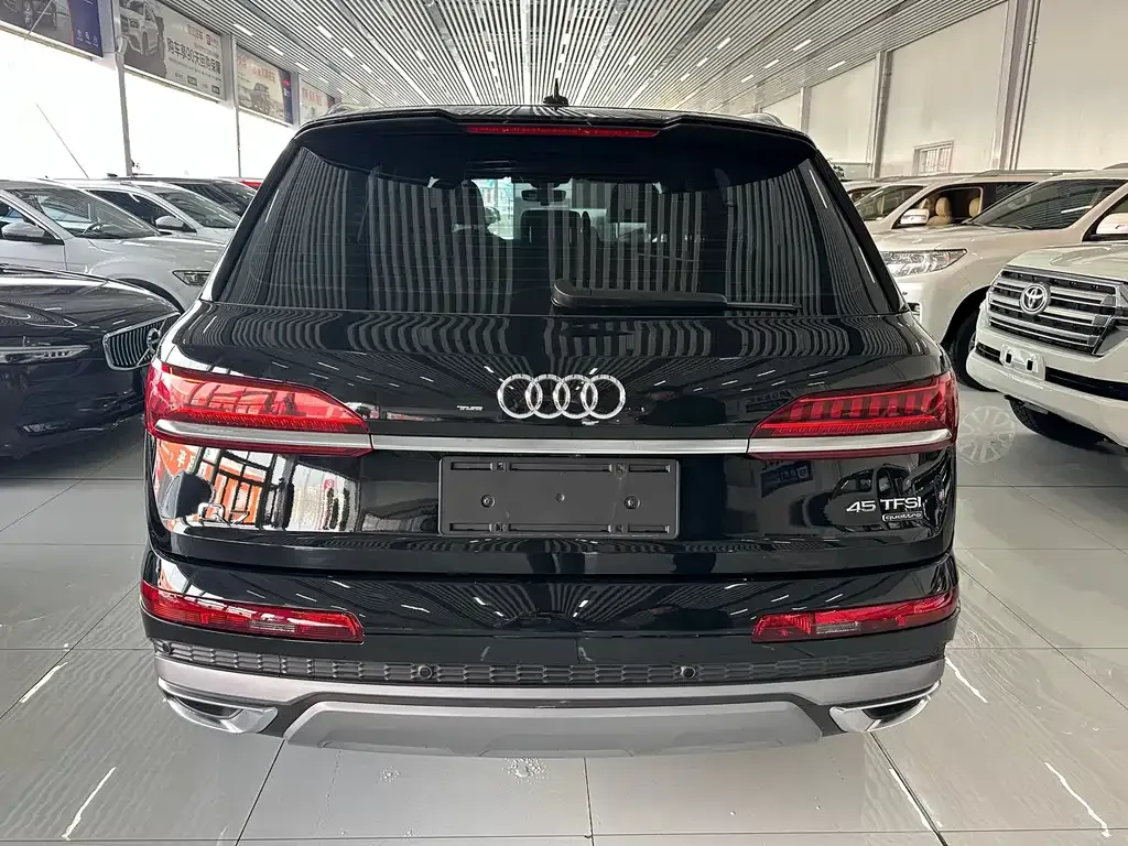 Audi Q7 2024 из CN, фото 2