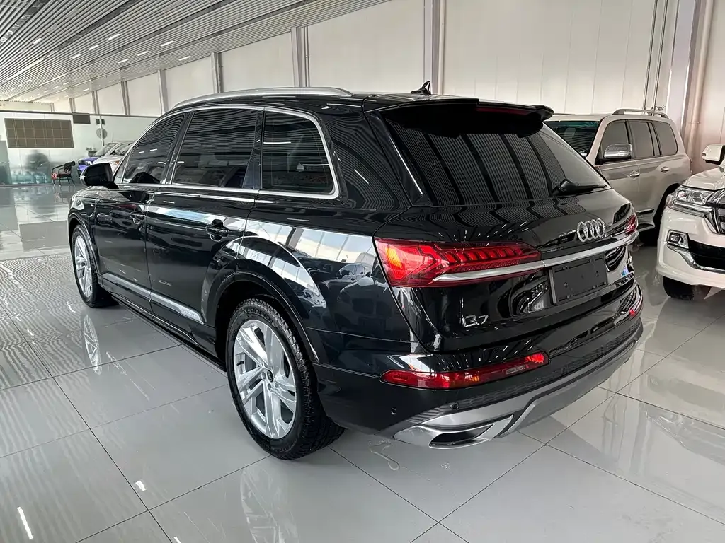 Audi Q7 2024 из CN, фото 6