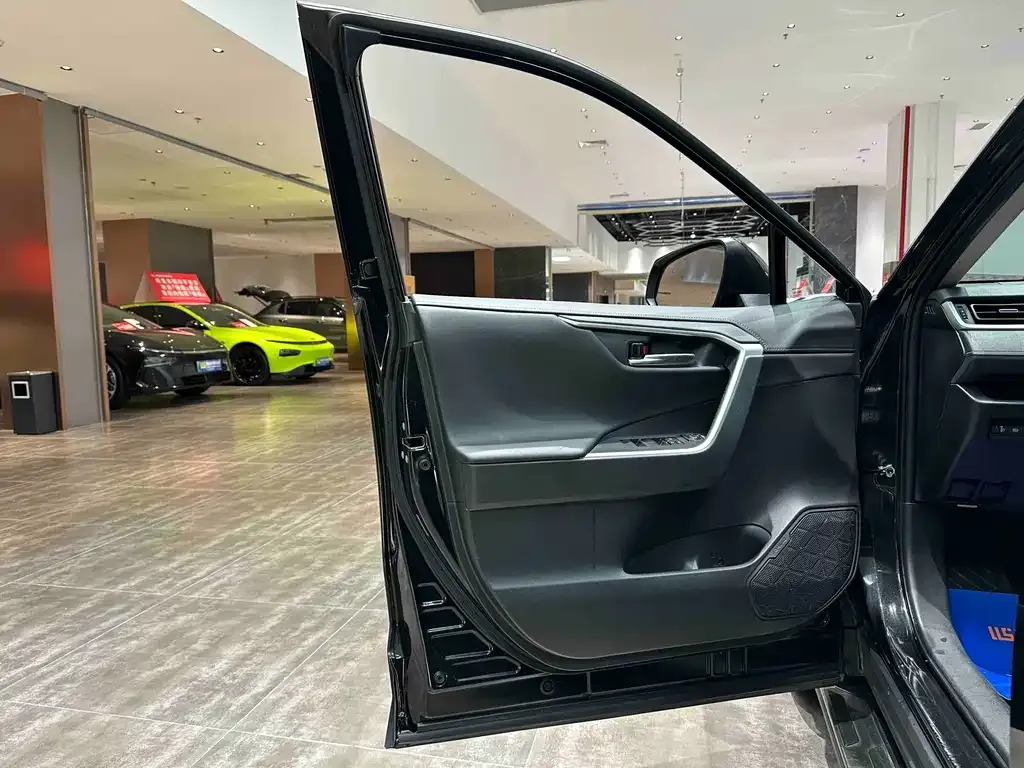 Toyota RAV4 2023 из CN, фото 2