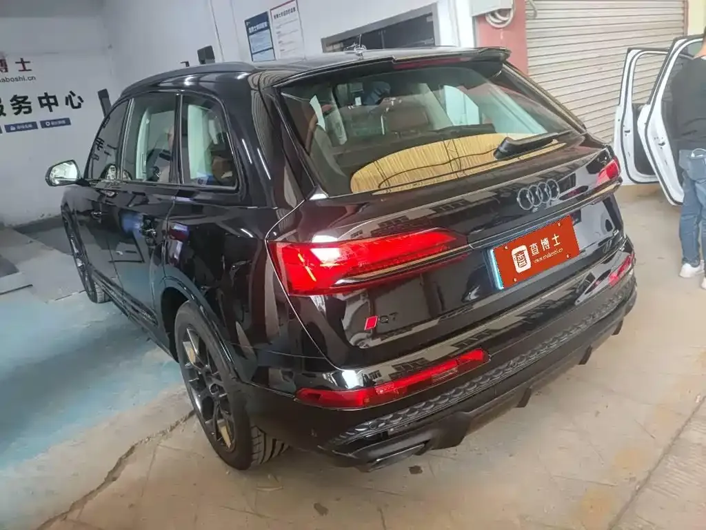 Audi Q7 2024 из CN, фото 6
