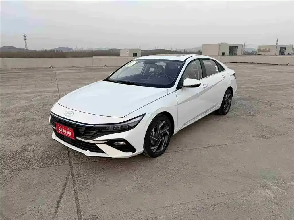 Hyundai Elantra — фото 1