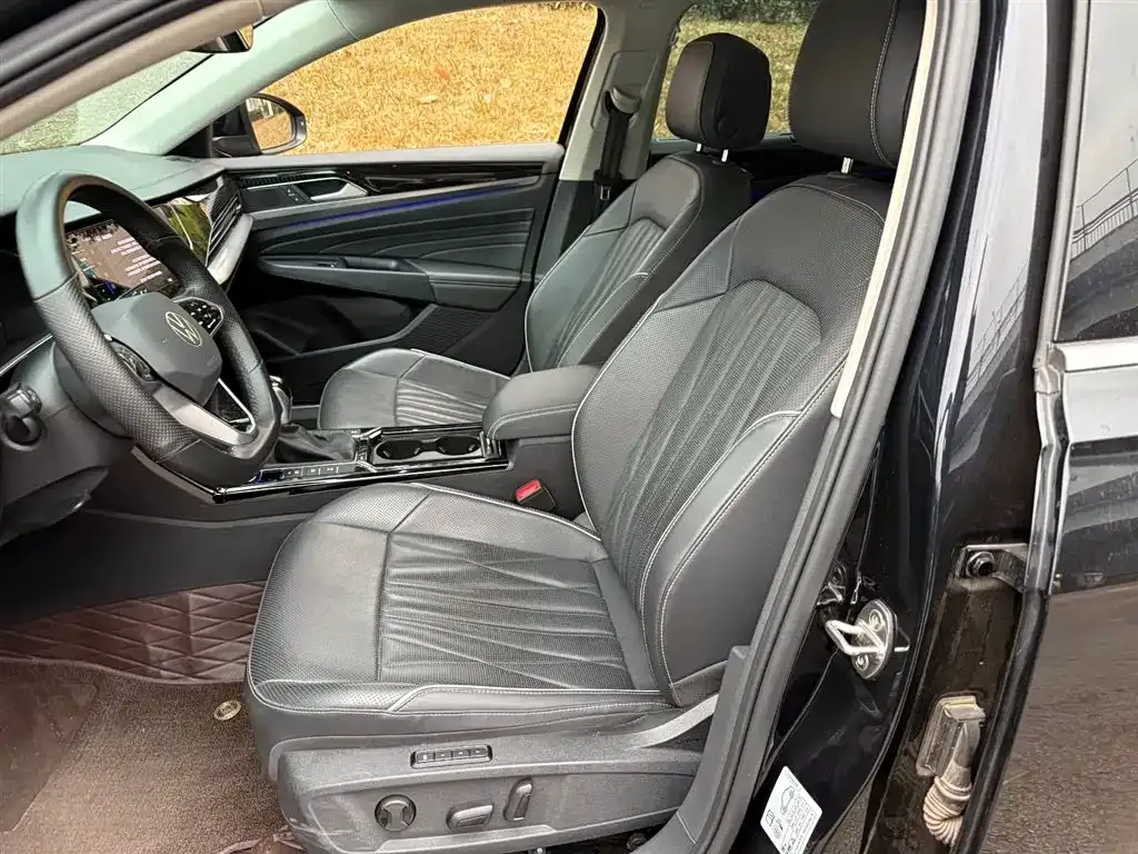 Volkswagen Passat 2023 из CN, фото 2