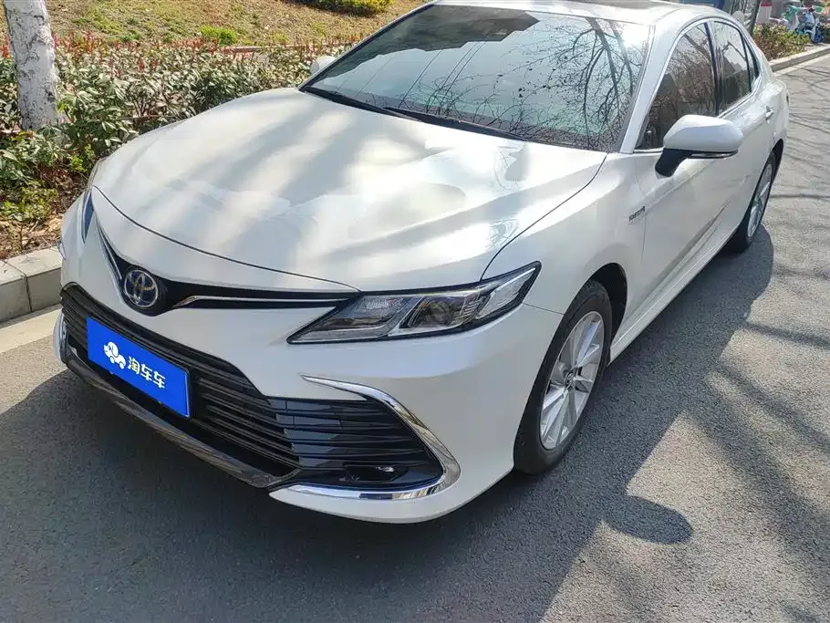 Toyota Camry — фото 1
