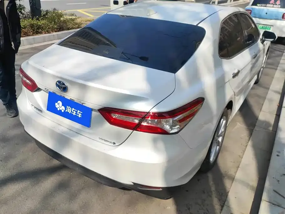Toyota Camry — фото 5