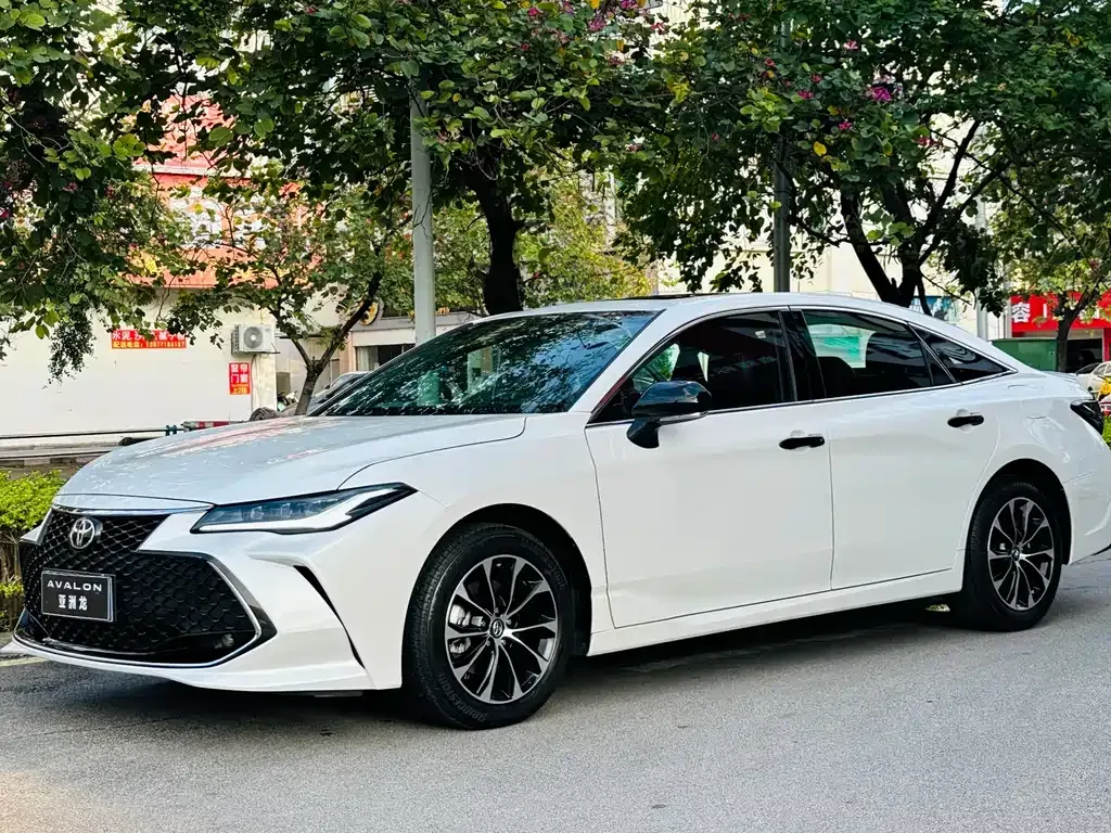 Toyota Avalon — фото 1