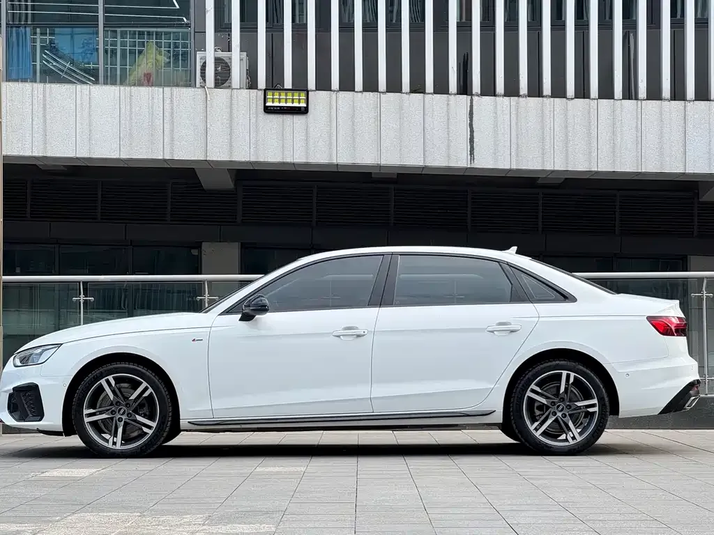Audi A4L — фото 2