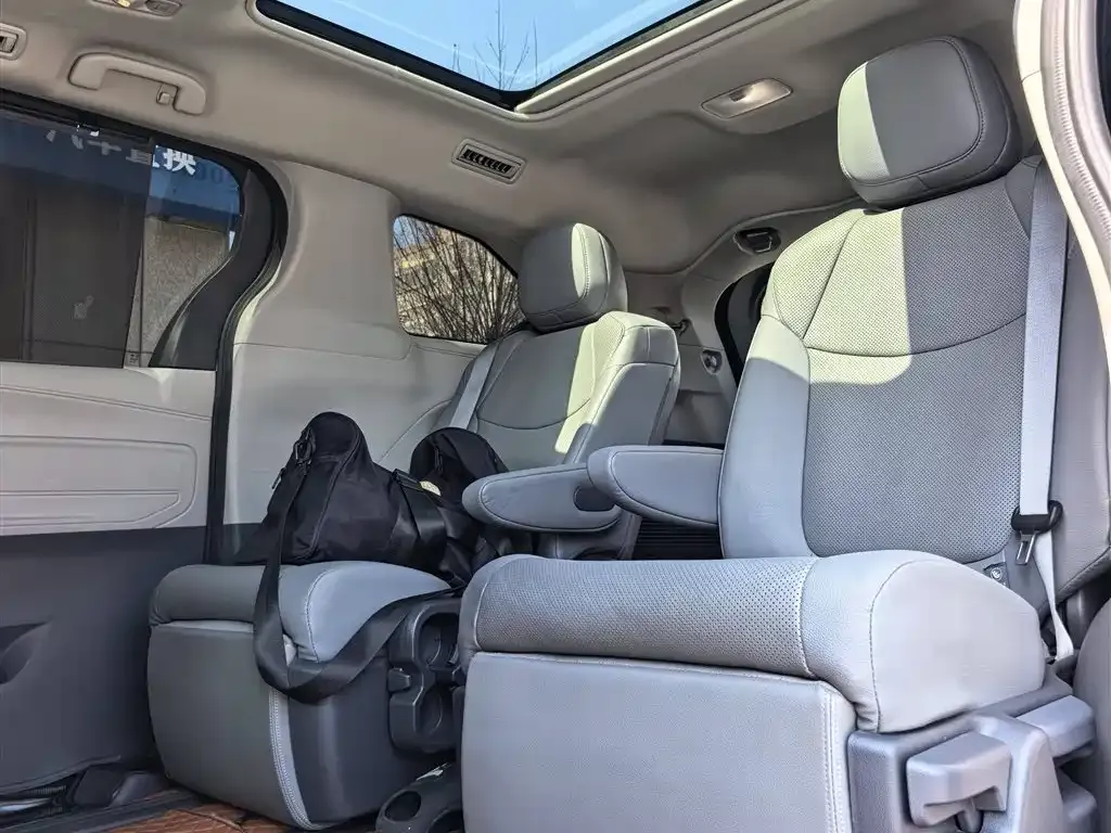 Toyota Granvia — фото 3