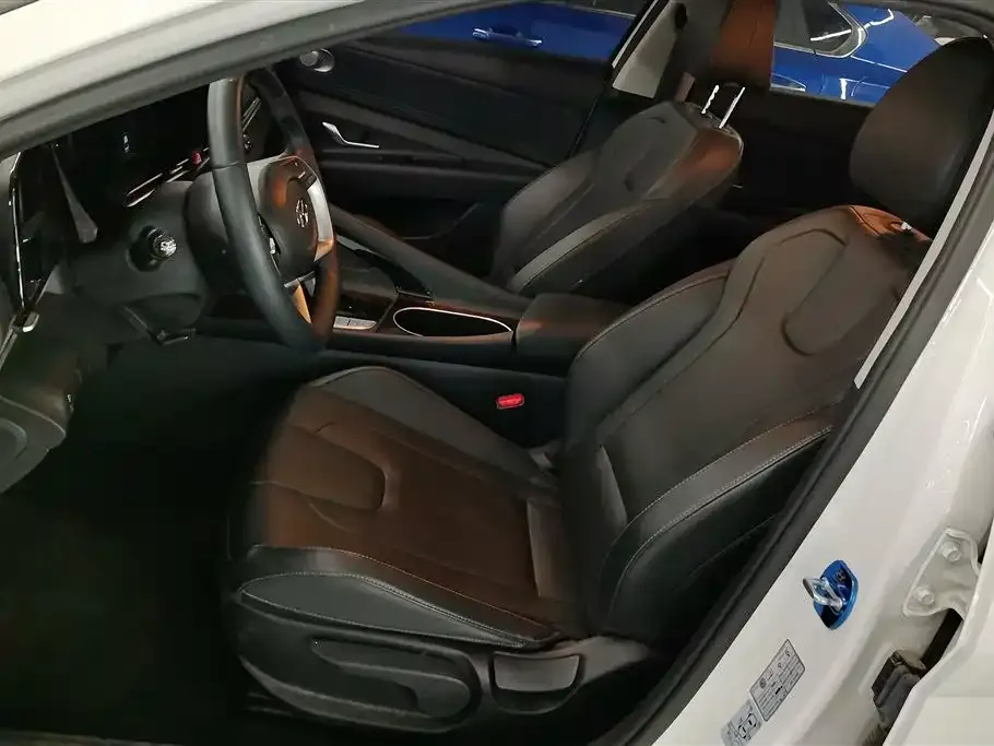 Hyundai Elantra 2023 из CN, фото 3