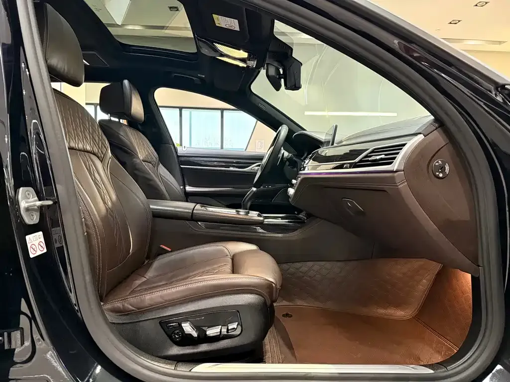 BMW 7 Series — фото 10
