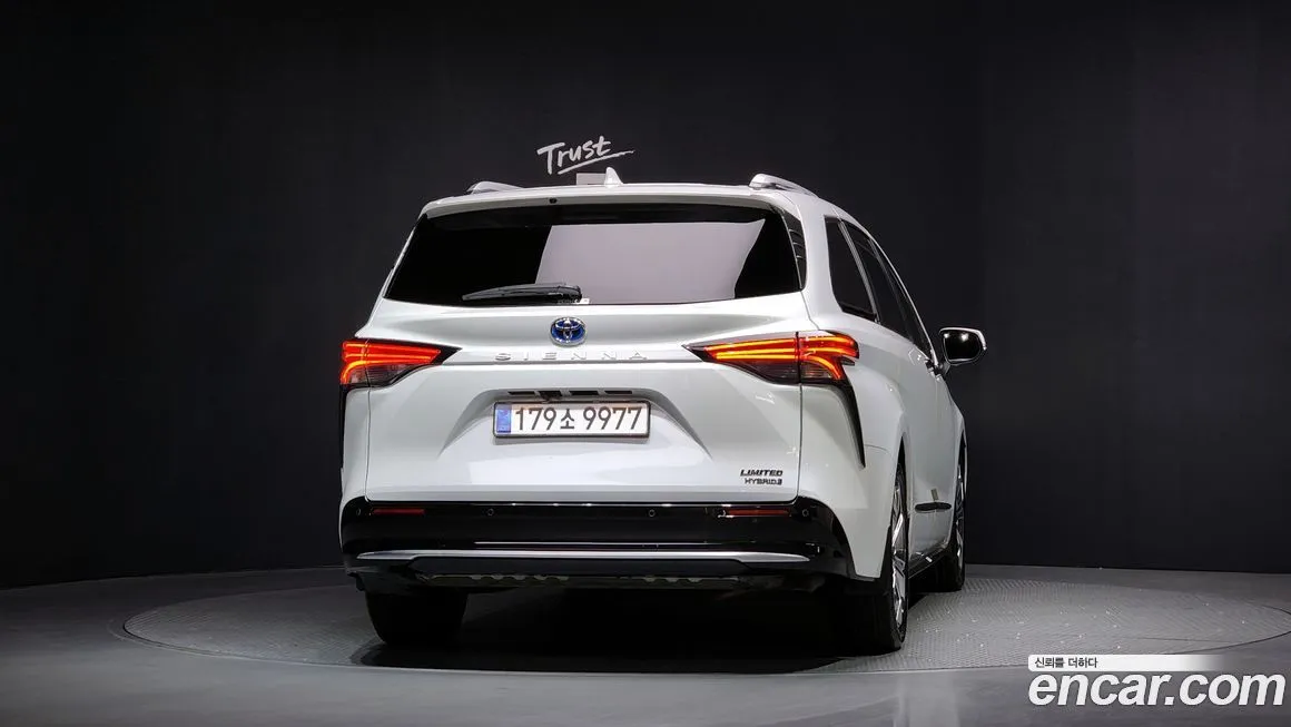 Toyota Sienna — фото 8