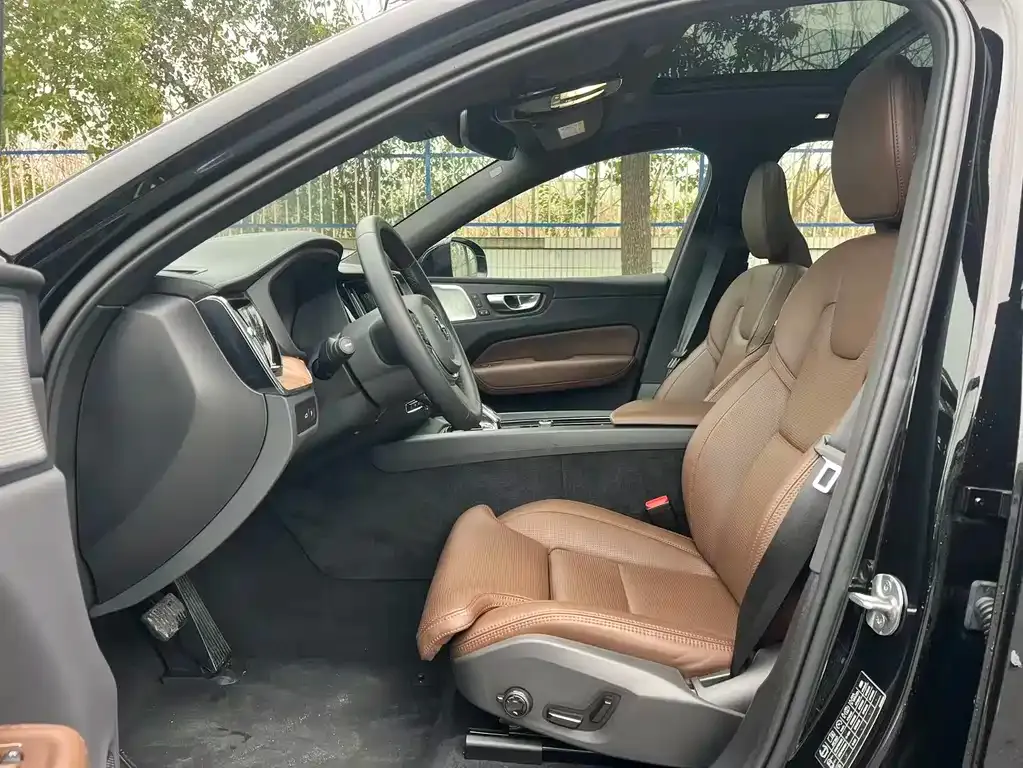 Volvo XC60 PHEV 2024 из CN, фото 5
