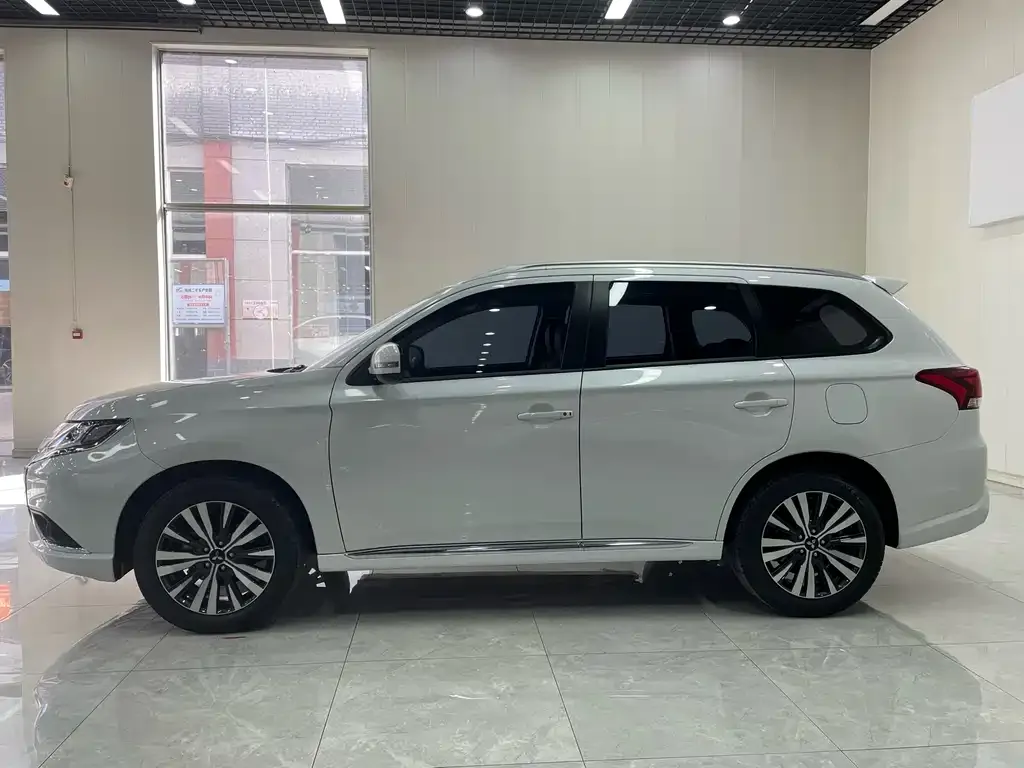 Mitsubishi Outlander 2021 из CN, фото 8