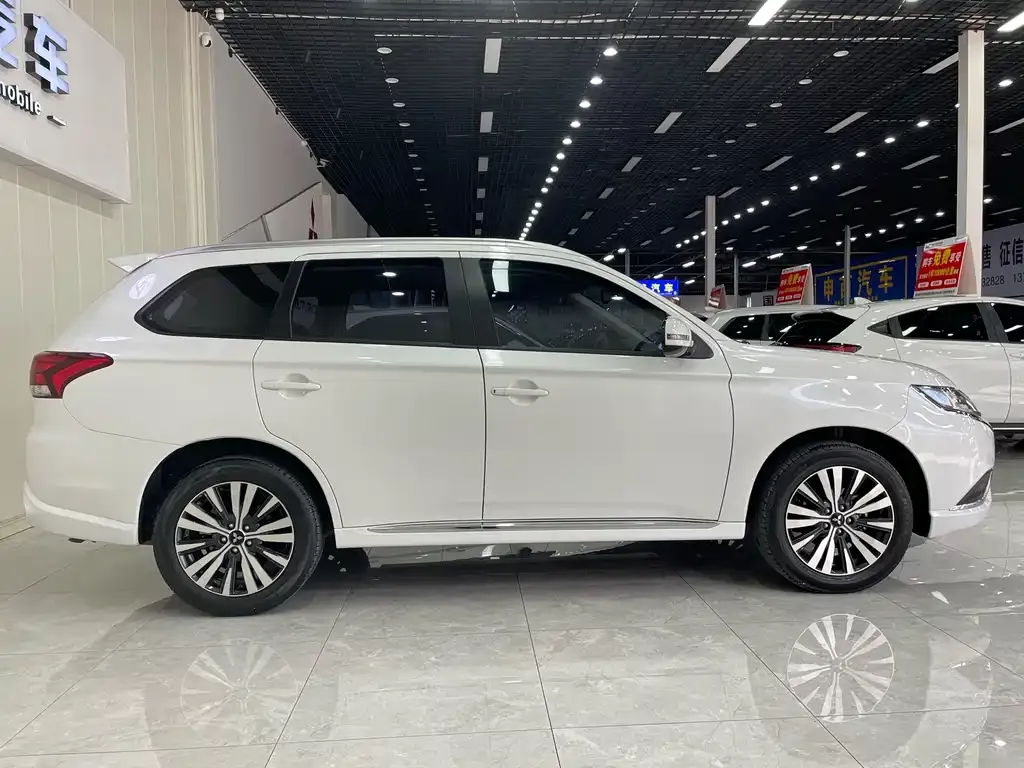 Mitsubishi Outlander 2021 из CN, фото 2