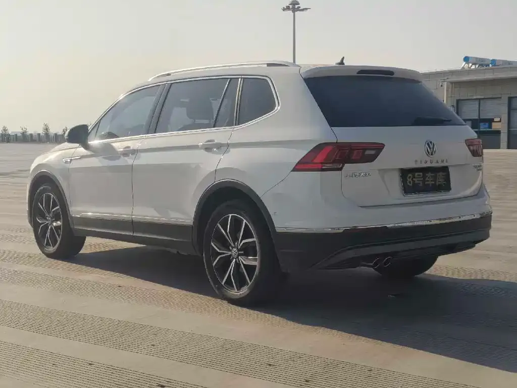 Volkswagen Tiguan L — фото 10