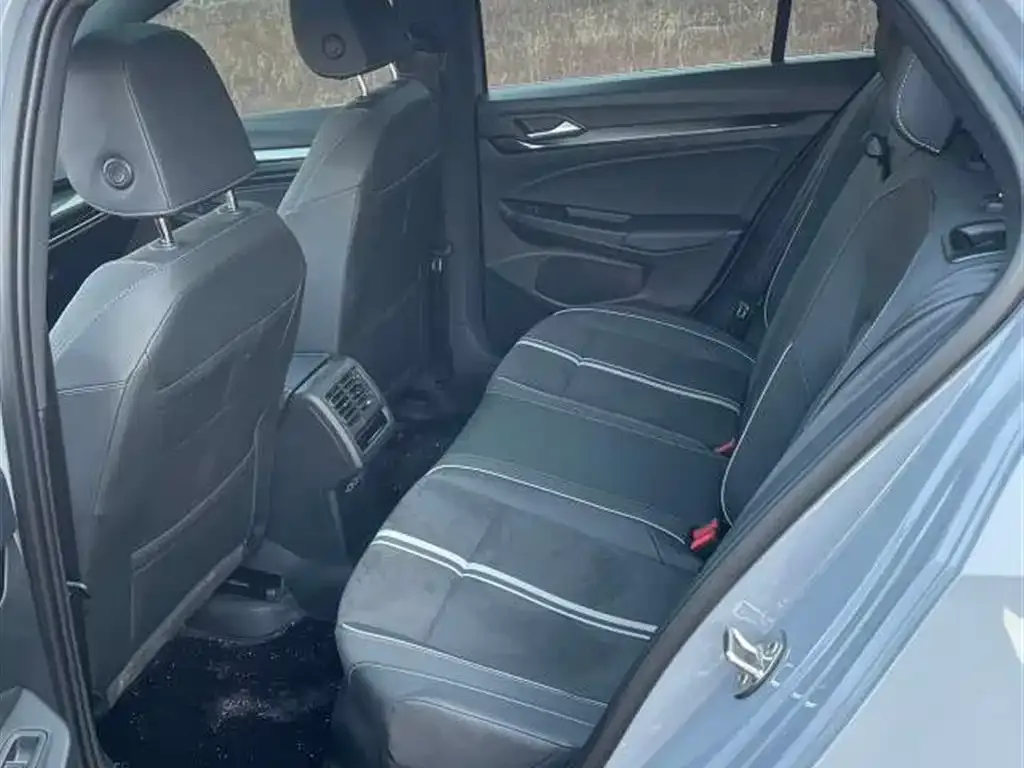 Volkswagen Golf 2024 из CN, фото 3