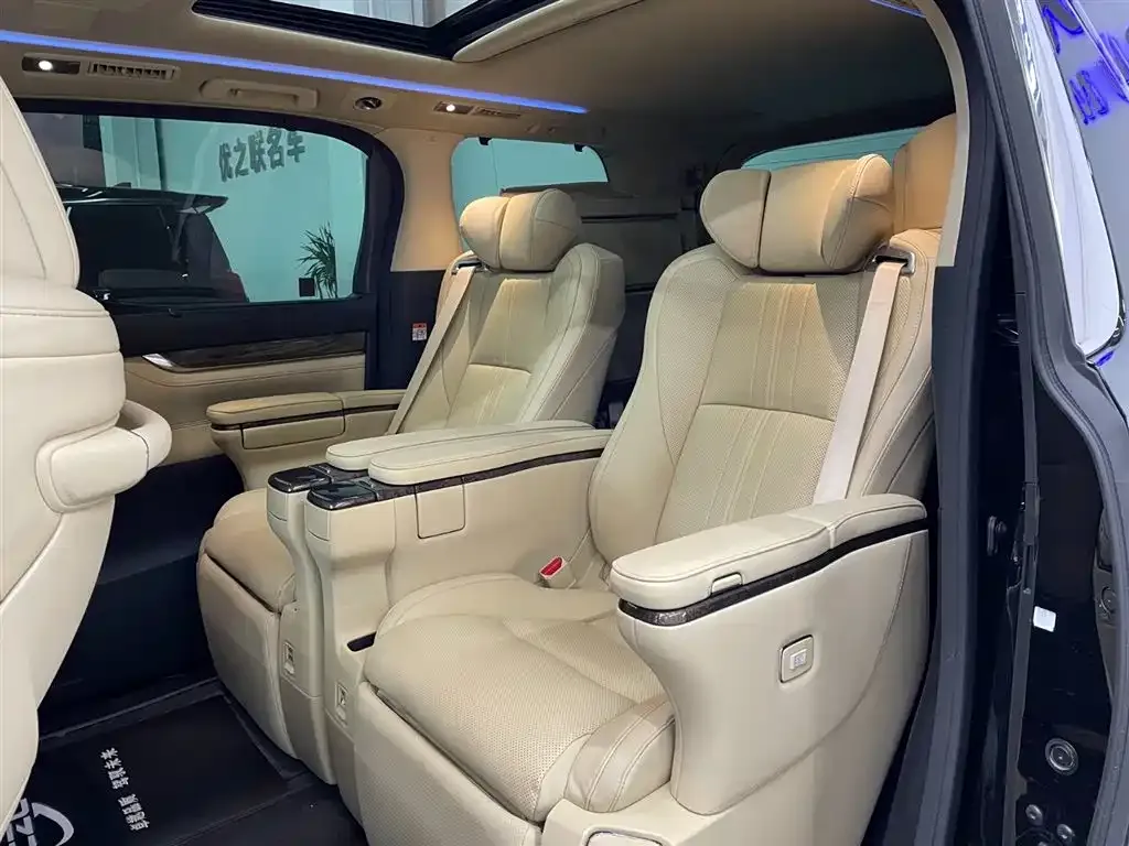 Toyota Vellfire — фото 2