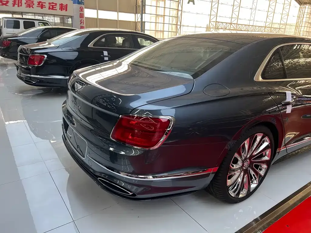 Bentley Flying Spur — фото 8