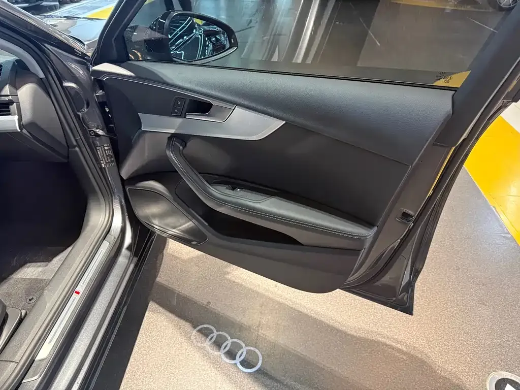 Audi A4L 2024 из CN, фото 2