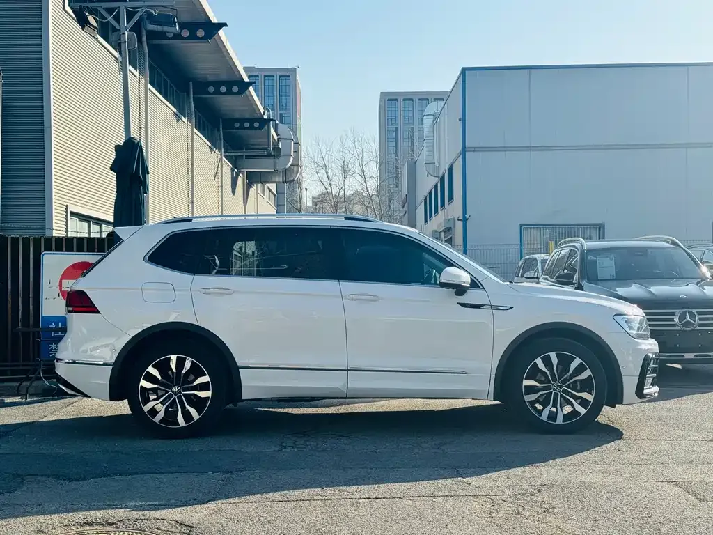 Volkswagen Tiguan L — фото 2
