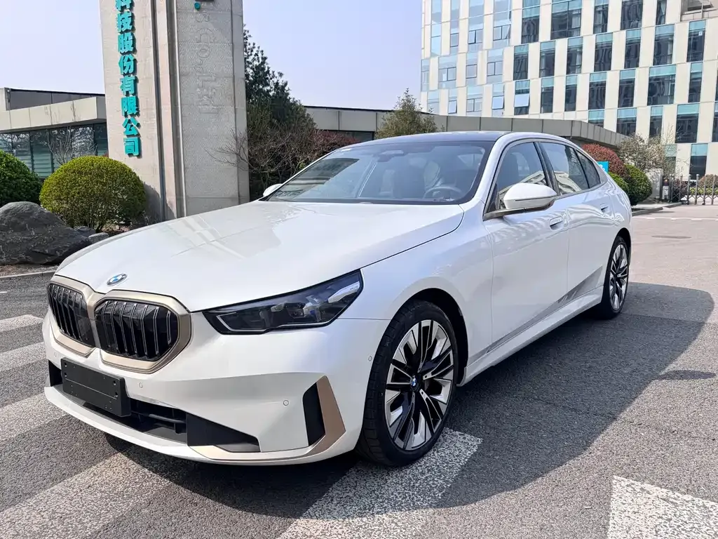 BMW 5 Series — фото 1