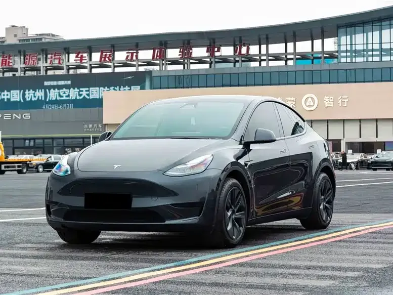 Tesla Model Y — фото 1