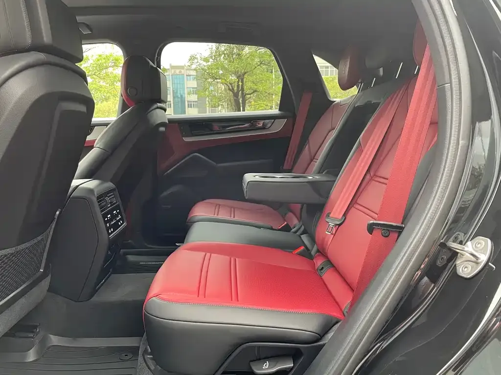 Porsche Cayenne Hybrid 2025 из CN, фото 3