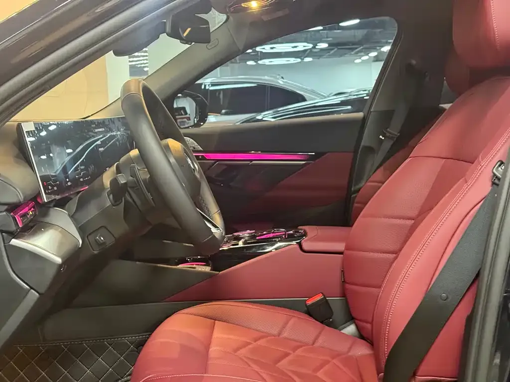 BMW 5 Series 2025 из CN, фото 10