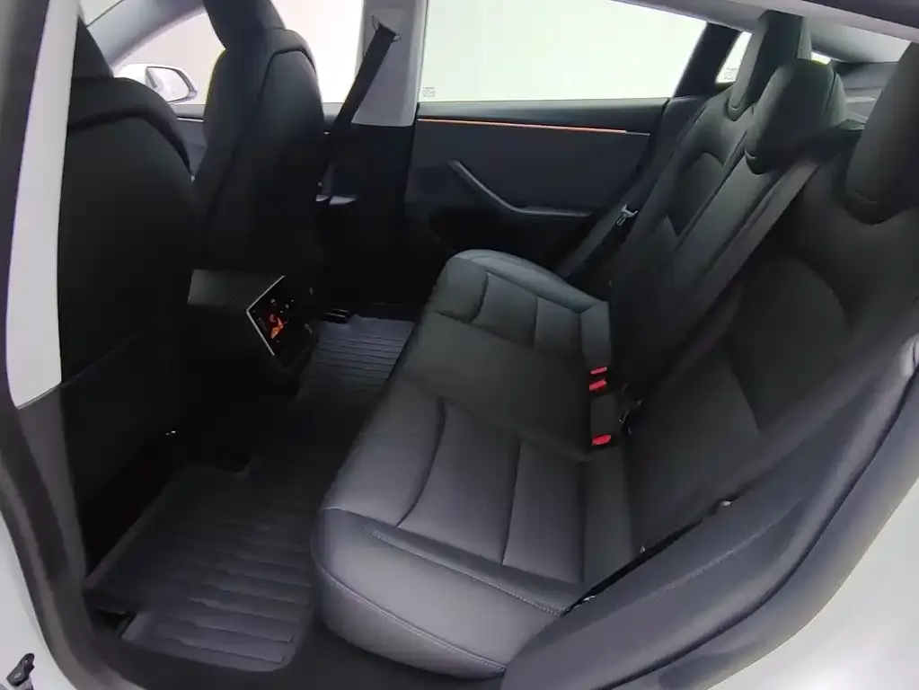 Tesla Model 3 — фото 4