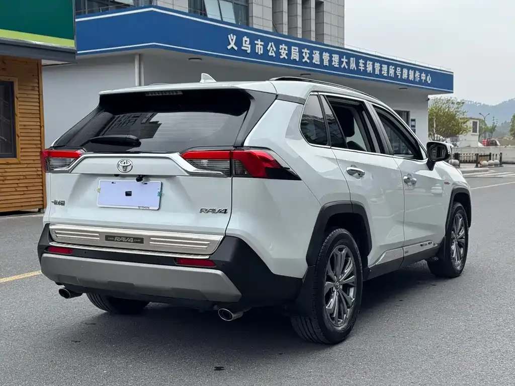 Toyota RAV4 — фото 4