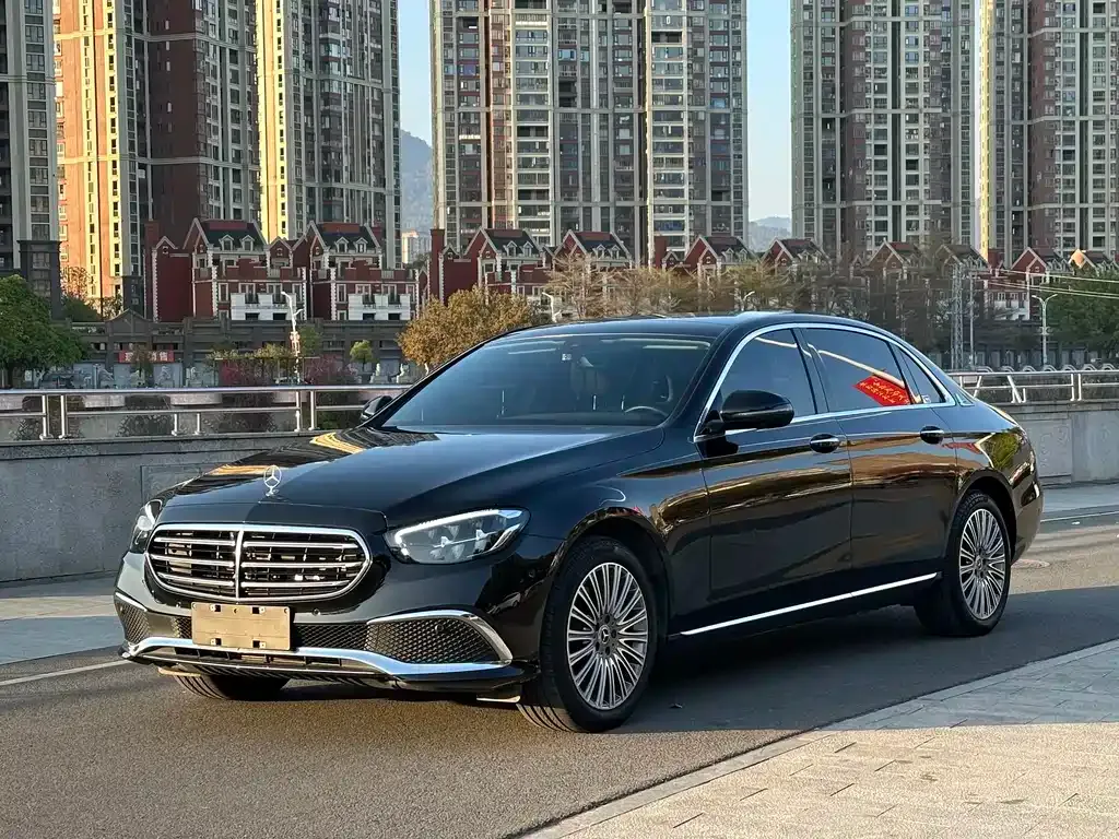 Mercedes-Benz E-Class — фото 1