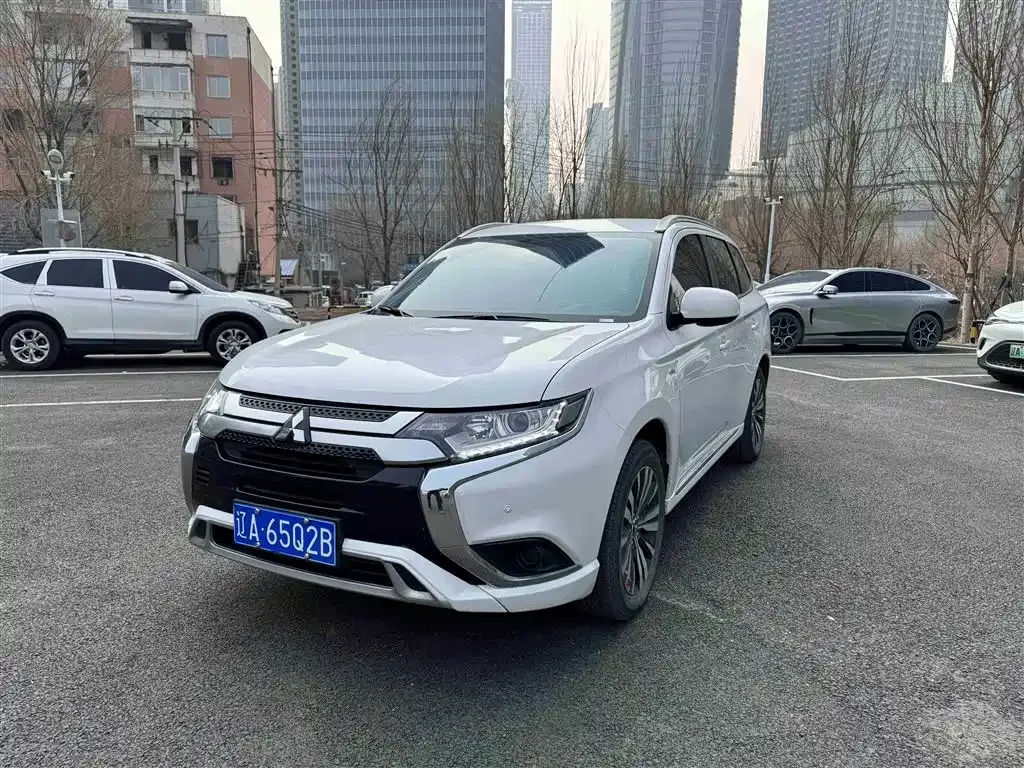 Mitsubishi Outlander — фото 1
