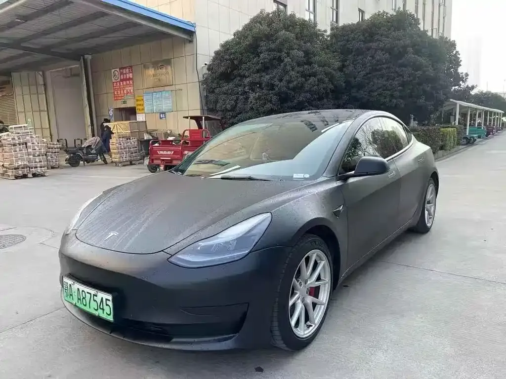 Tesla Model 3 — фото 1