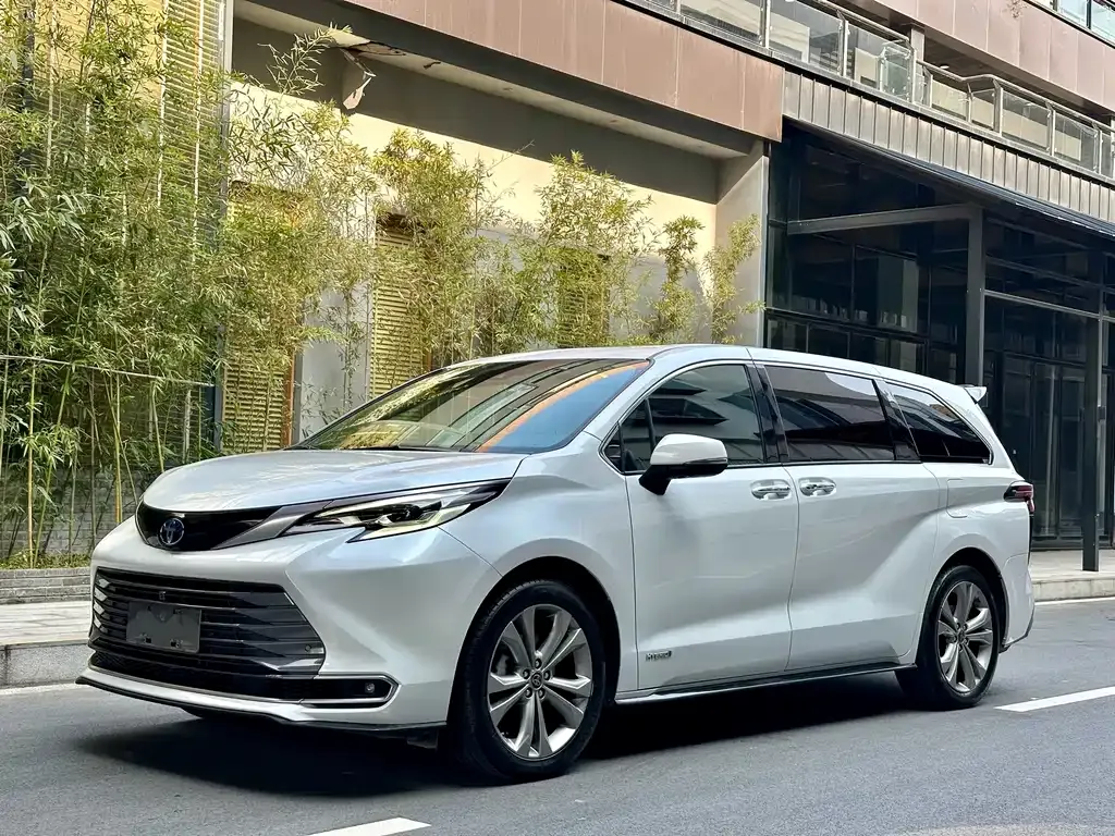 Toyota Sienna 2023 из CN, фото 2