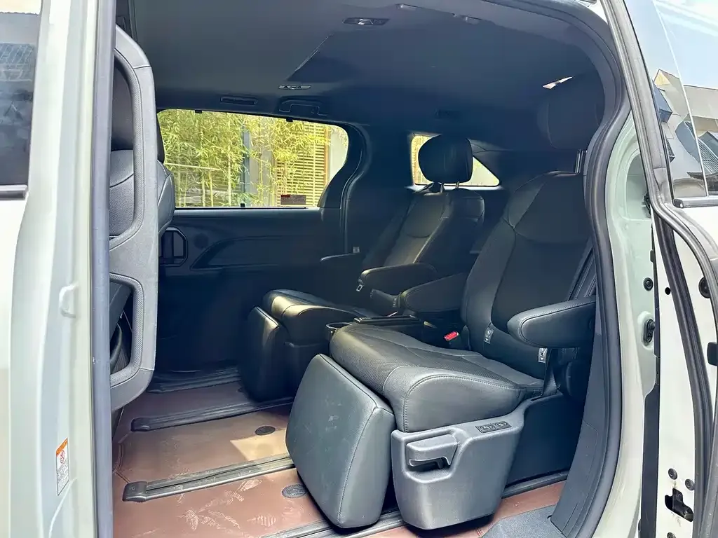 Toyota Sienna 2023 из CN, фото 3