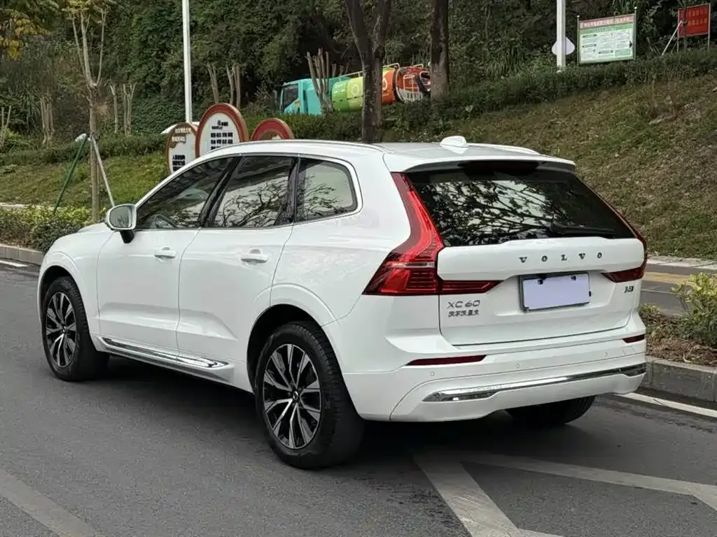 Volvo XC60 — фото 8