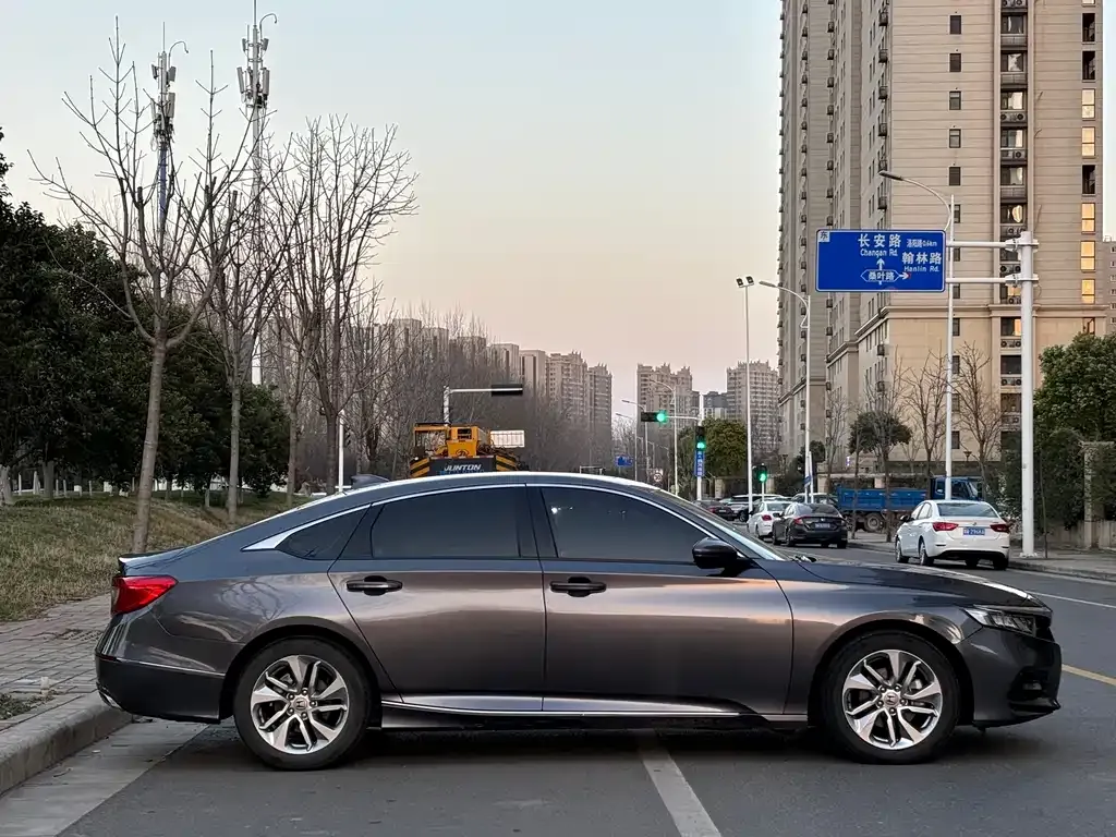 Honda Accord — фото 10