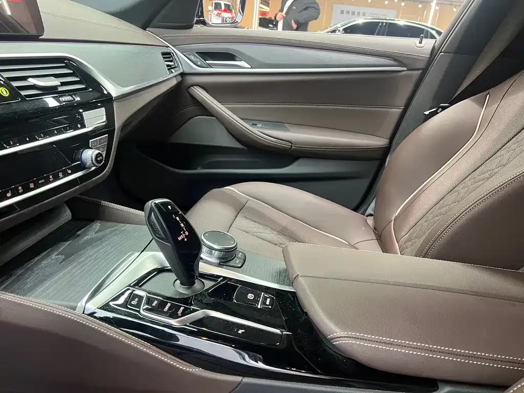 BMW 5 Series 2023 из CN, фото 6