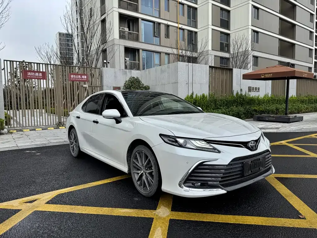 Toyota Camry — фото 5